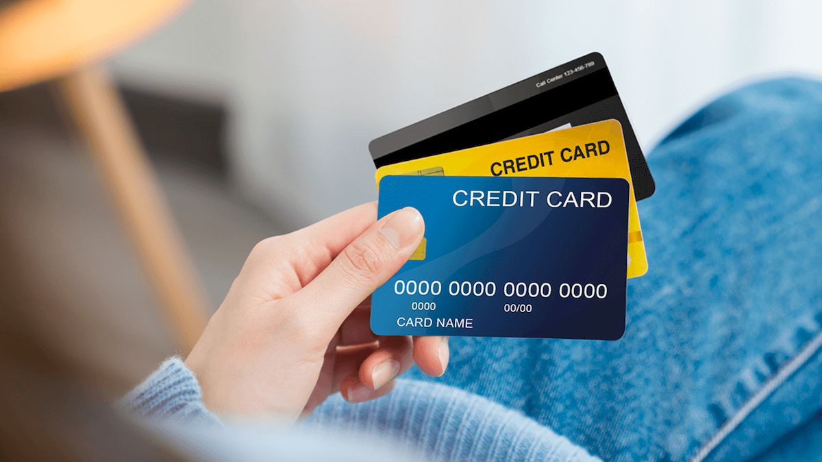Có nhiều cách rút tiền thẻ tín dụng như: rút tiền từ cây ATM, đến giao dịch tại ngân hàng hoặc sử dụng dịch vụ rút tiền thẻ tín dụng tại HTTL Credit.