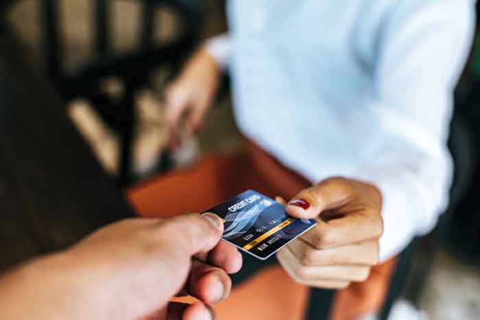 Lựa chọn hình thức rút tiền thẻ tín dụng tại HTTL Credit giúp khách hàng tiết kiệm thời gian và chi phí.